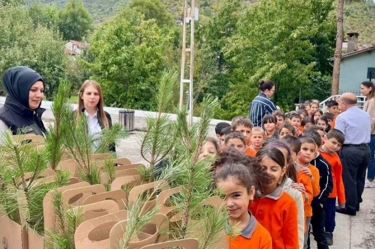 Yeşil vatan için her öğrenciye bir fidan