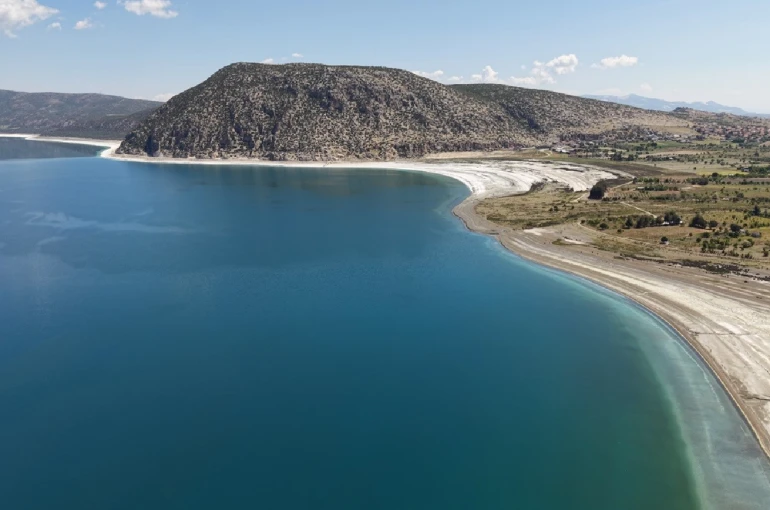 Yeşilin ve mavinin buluştuğu Salda Gölü yeni sezona hazır