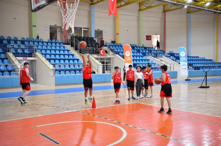 Yeşilyurt Belediyesi’nin Basketbol Turnuvası’nda dostluk ve rekabet bir arada yaşandı