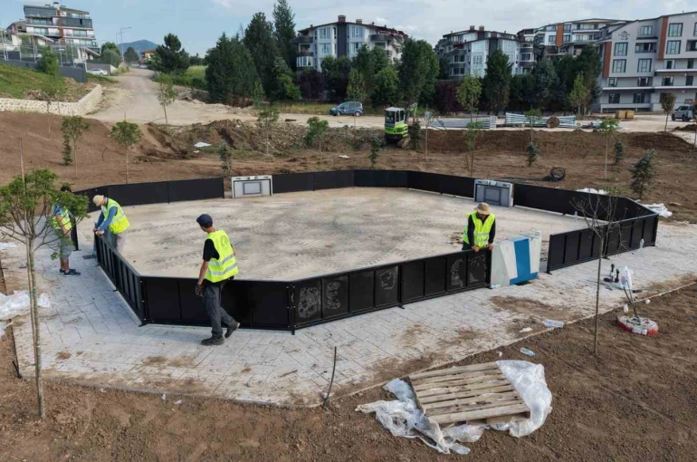 Yeşilyurt Millet Bahçesi’nde çocuk oyun alanlarının kurulumu başladı