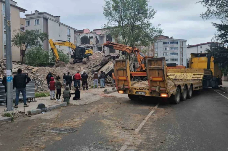 Yıkım esnasında iş makinesi devrildi