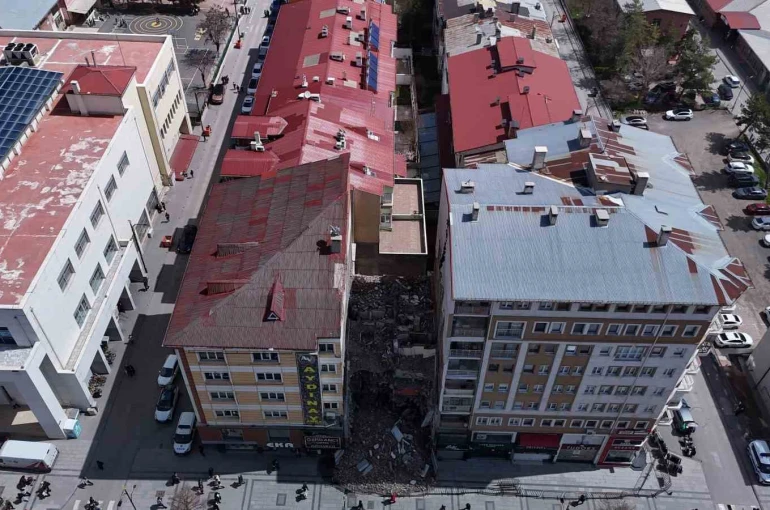 Yıkım esnasında zarar görüp tahliye edilmişti, tehlike saçmaya devam ediyor