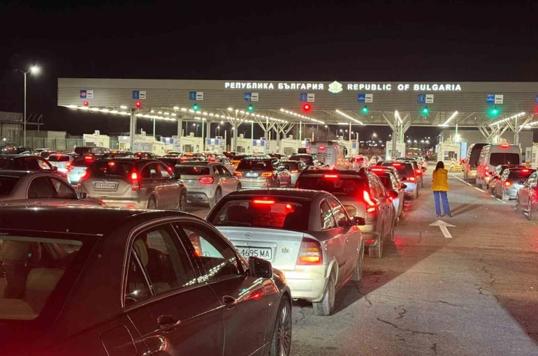 Yılbaşı alışverişini Edirne’de yapan Bulgaristan vatandaşları, dönüşte sınır kapılarında yoğunluk oluşturdu