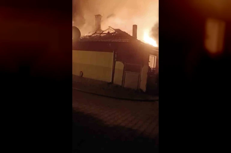 Yılbaşı gecesi Bursa’da köy evi alevlere teslim oldu
