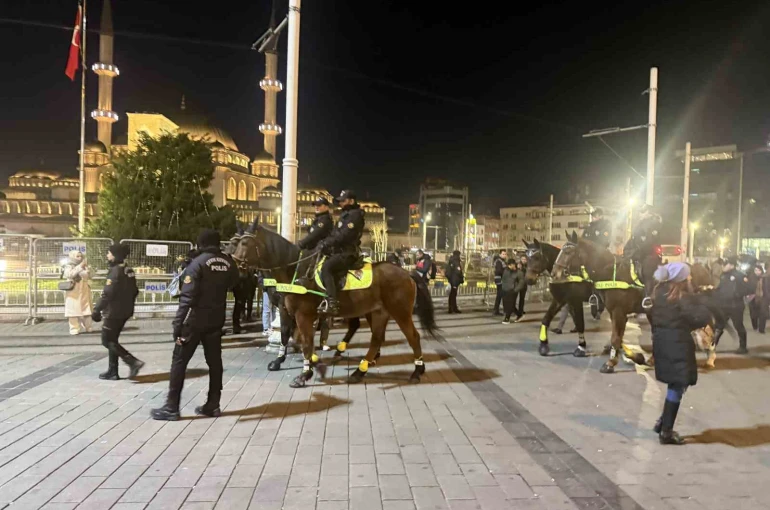 Yılbaşına saatler kala atlı polisler İstiklal Caddesi’nde devriyede