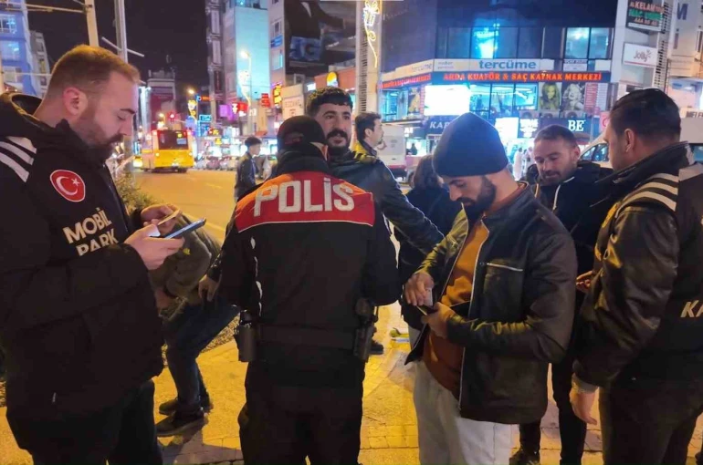 Yılbaşına saatler kala Kadıköy’de denetimler sürüyor