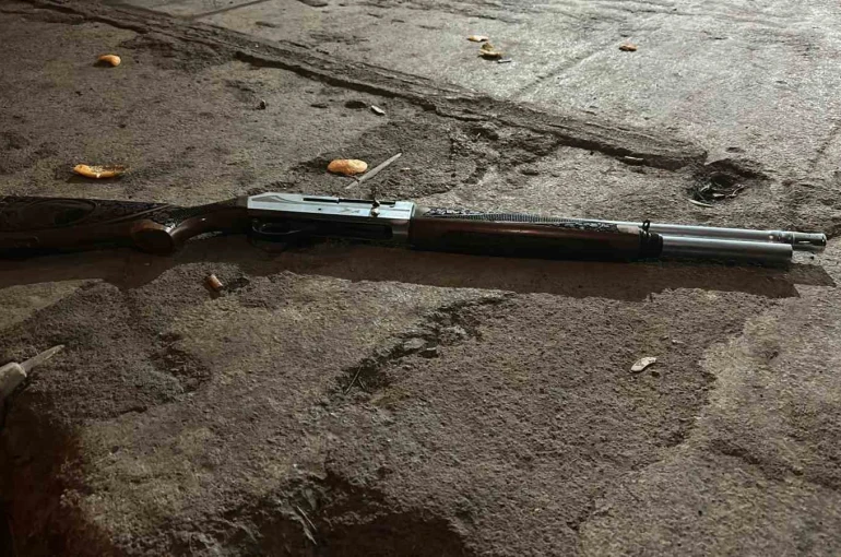 Yılbaşını kutlamak için evlerin bulunduğu sokakta havaya ateş açan şahıs yaptığıyla hayrete düşürdü