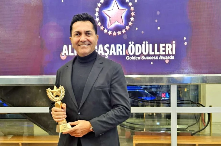 ’Yılın En İyi Bestecisi’ ödülünü aldı, Çeşme’ye adadı