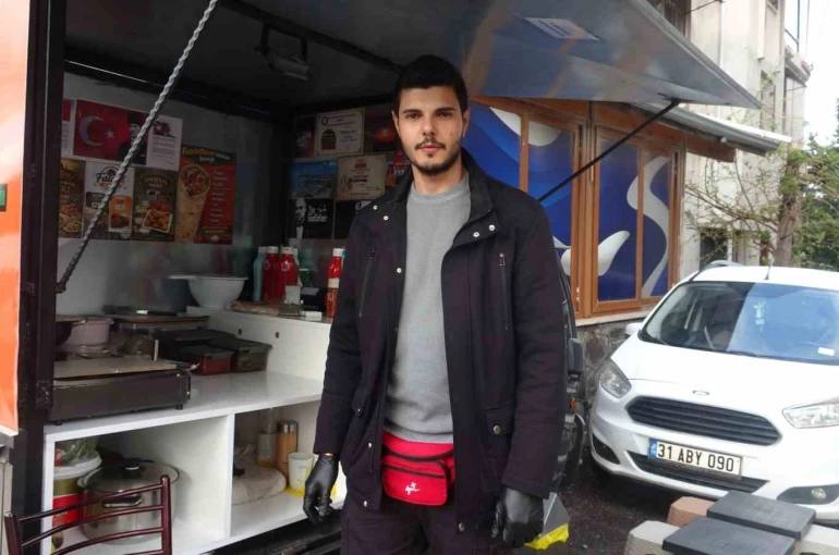 Yıllarca izlediği videolara özenen genç, hevesle başladığı işinde 1 buçuk metrekarelik seyyar tezgahında ekmek parasını kazanıyor