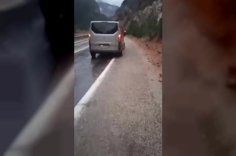 Yine aynı yer: 4 öğretmene mezar olan Tırtat mevkiinde kayalar düşmeye devam ediyor