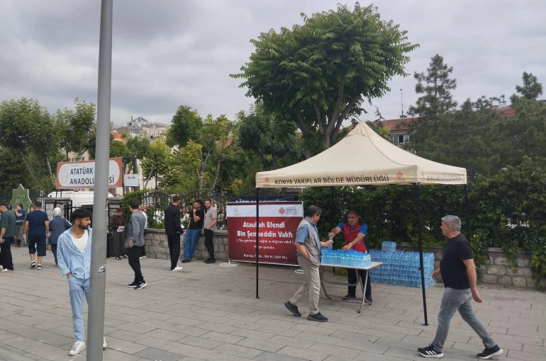 YKS sınavında öğrenci ve ailelere su dağıtıldı