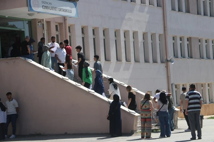 YKS’nin ilk oturumu TYT başladı, Erzincan’da 7 bin 892 aday sınava girdi