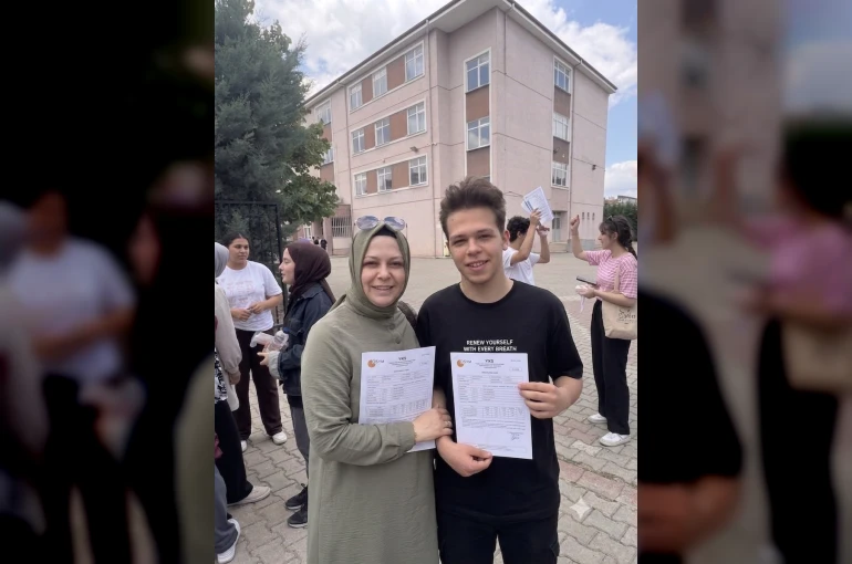 YKS’ye anne-oğul aynı okulda girdi