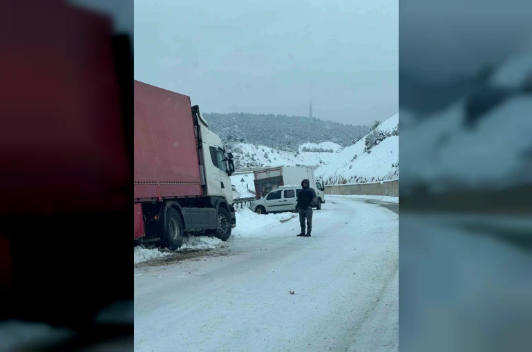 Yoğun kar nedeniyle Niksar-Erbaa kara yolunda trafik durma noktasına geldi