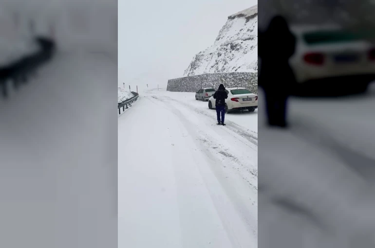 Yoğun kar yağışı, Palandöken geçidinde sürücülere zor anlar yaşattı