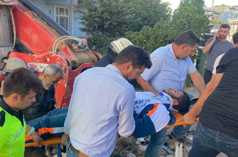 Yokuşta aşağı inerken kontrolden çıkan iş makinesi dehşet saçtı: 2’si çocuk 4 yaralı