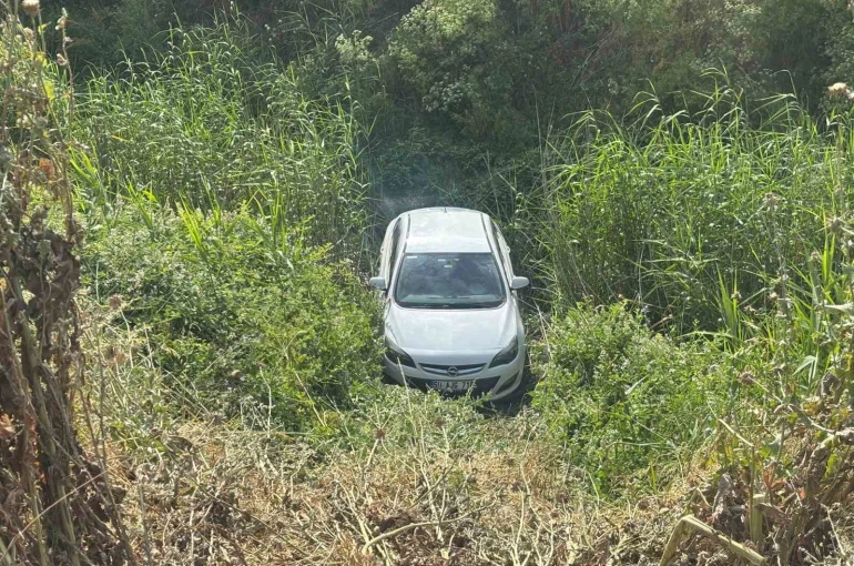 Yokuşta kayan otomobil dereye uçtu