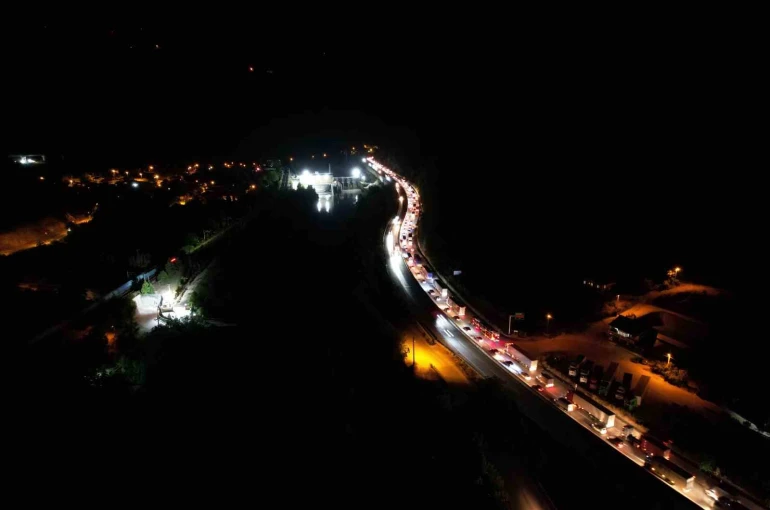 Yol çalışması ve trafik kazası birleşince Sakarya D-650 karayolunda trafik kilitledi