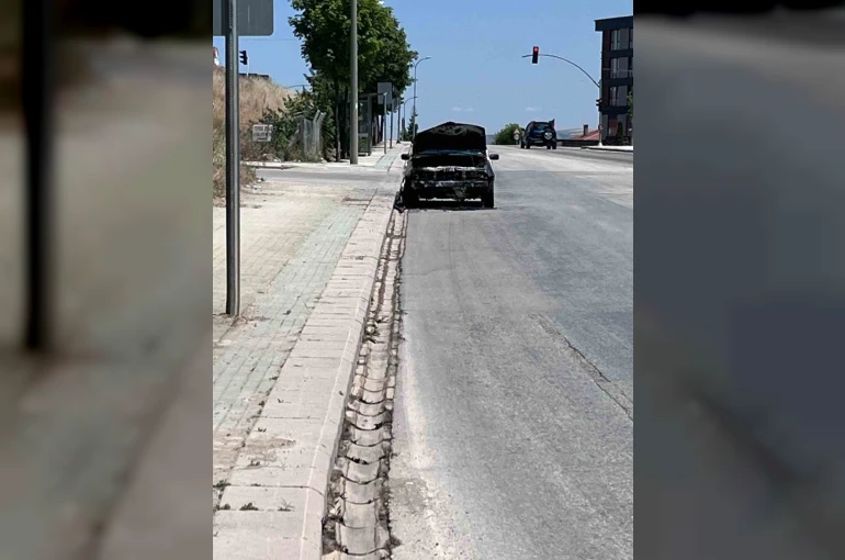 Yol kenarına bırakılan yanmış araç dikkat çekiyor