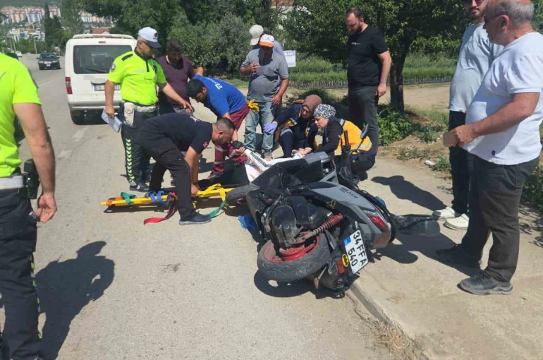 Yol kenarında duran motosiklete araç çarptı: 1 yaralı