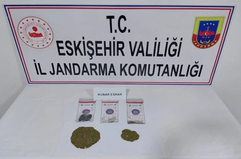 Yol kontrolünde durdurulan araçta uyuşturucu madde ele geçirildi
