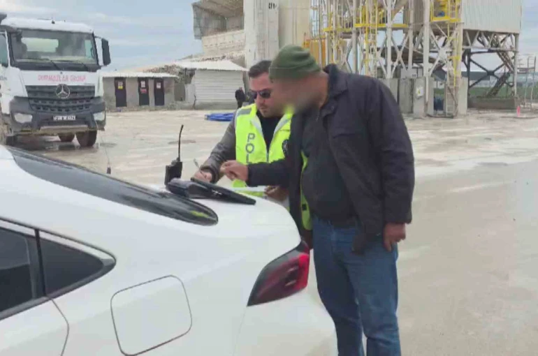 Yola beton döke döke ilerleyen beton mikserine ceza