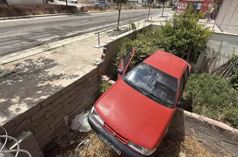 Yola dökülen zeytinyağı nedeniyle kontrolden çıkan araç bahçeye uçtu