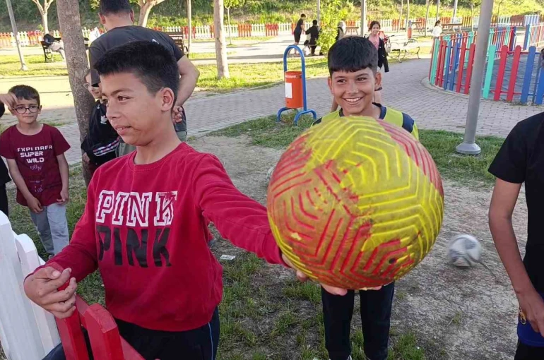 Yola kaçan futbol topu kazaya neden oldu: 1 yaralı