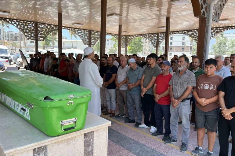 Yola kaçan topunu yakalamak isterken pikabın çarptığı Umut son yolculuğuna uğurlandı