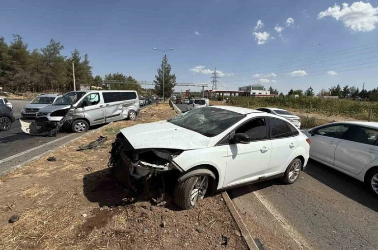 Yola kontrolsüz giren kamyonet, çarptığı otomobili karşı yola fırlattı
