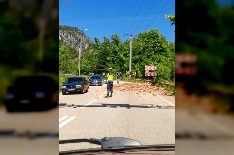 Yola saçılan tuğlalar ulaşımı tek yöne düşürdü
