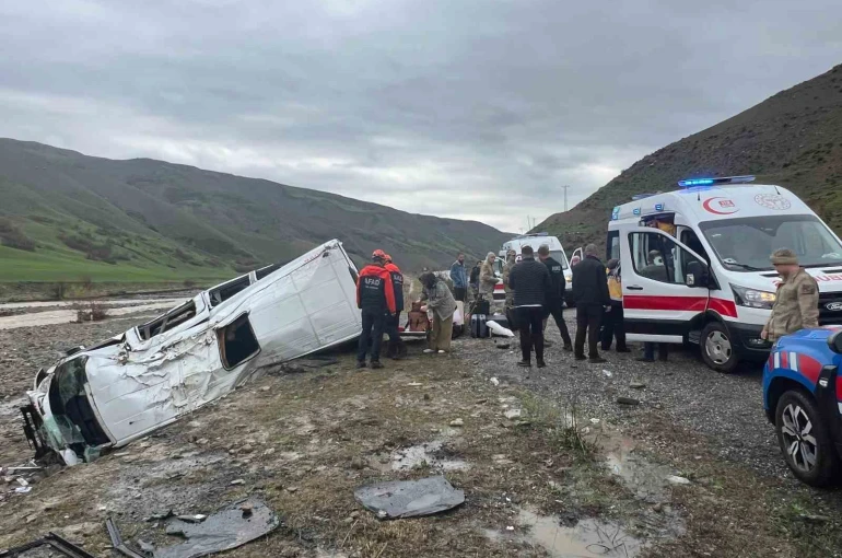 Yolcu minibüsü dere yatağına yuvarlandı: 16 yaralı