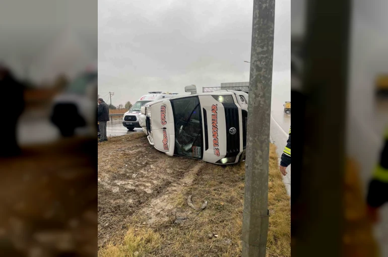 Yolcu minibüsü devrildi: 7 yaralı