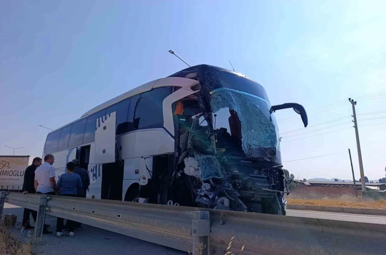 Yolcu otobüsü kamyonete çarptı: 1 ölü, 15 yaralı