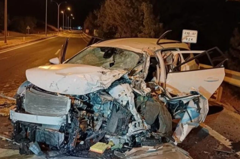Yolcu otobüsüyle otomobil kafa kafaya çarpıştı: 1 ağır yaralı