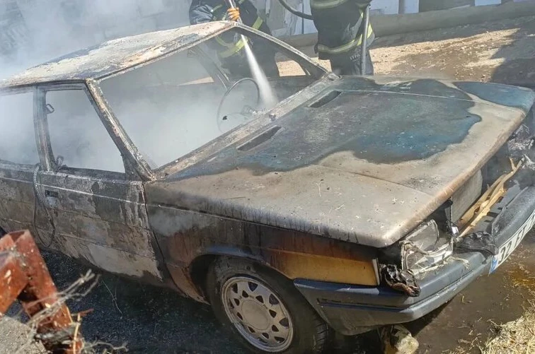 Yolda alev alan otomobil tamamen yanarak kullanılamaz hale geldi