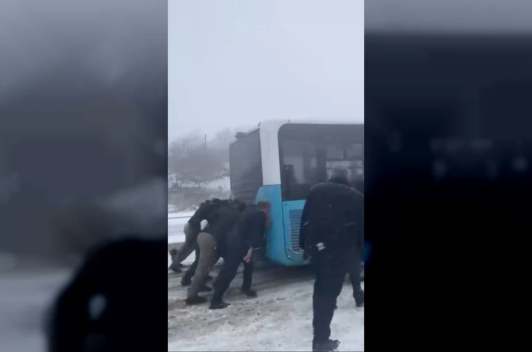 Yolda kalan yolcu otobüsünün yardımına vatandaşlar yetişti