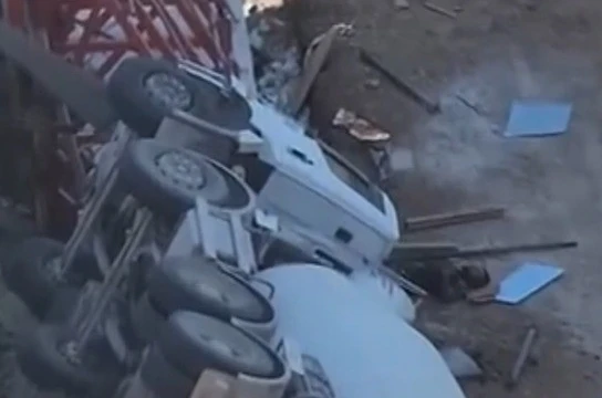 Yolda oluşan çökme nedeniyle beton mikseri devrildi: 1 yaralı