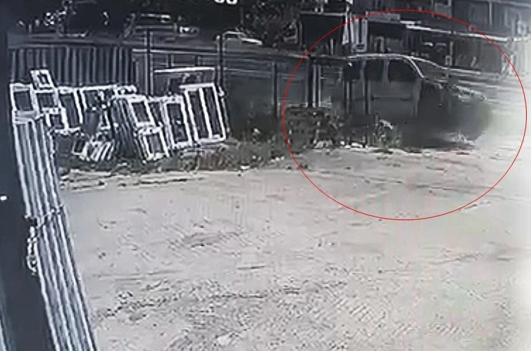 Yoldan çıkan araç iş yerinin bahçesine daldı, sürücü yaralandı 
