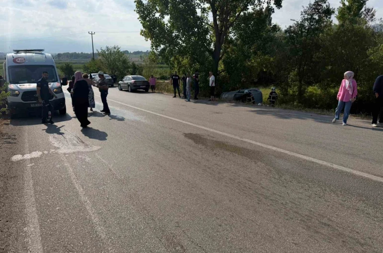 Yoldan çıkan otomobil ağaçlık alanda yan yattı