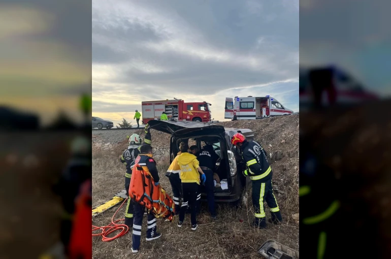 Yoldan çıkan otomobil tarlaya uçtu; 2 yaralı