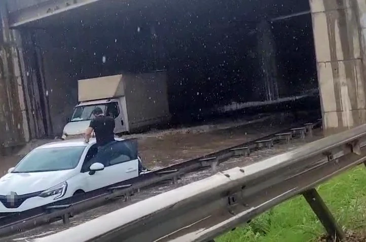 Yollar göle döndü, yağmur suları şelale gibi aktı