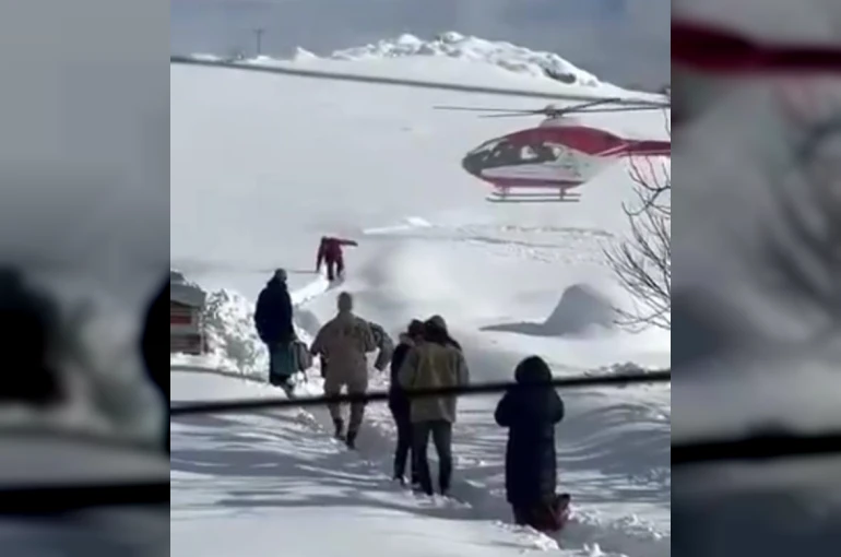 Yolu kapalı mahallede hastalanan bebek, helikopterle hastaneye ulaştırıldı