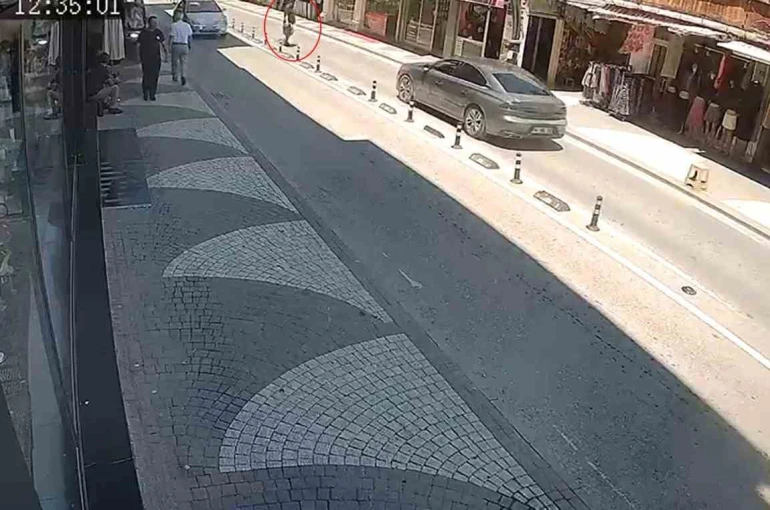 Yolun karşısına geçen engelli yayaya otomobil çarptı