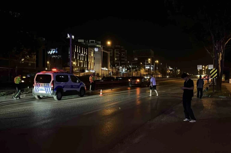 Yolun karşısına geçen yaşlı adama otomobil çarptı
