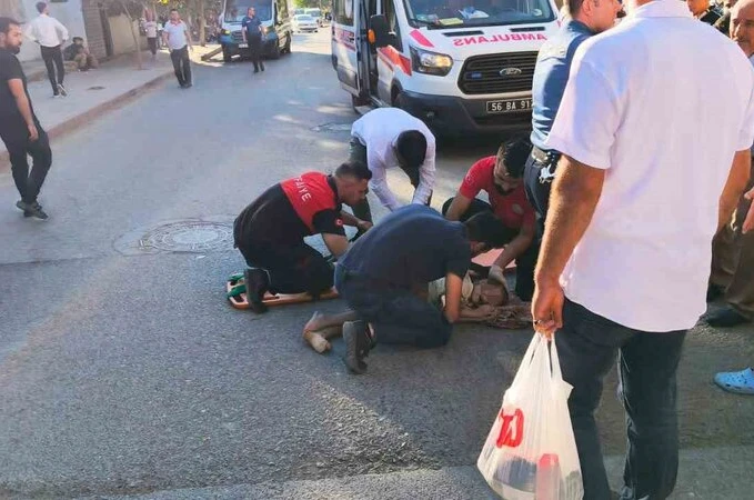 Yolun karşısına geçerken otomobilin çarptığı çocuk hastaneye kaldırıldı