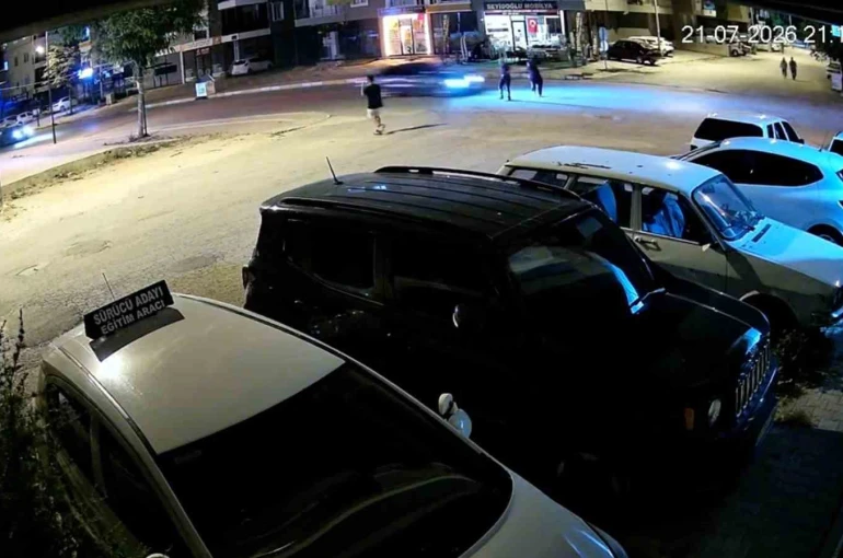 Yolun karşısına geçmeye çalışan kadını hayattan koparan kaza kamerada