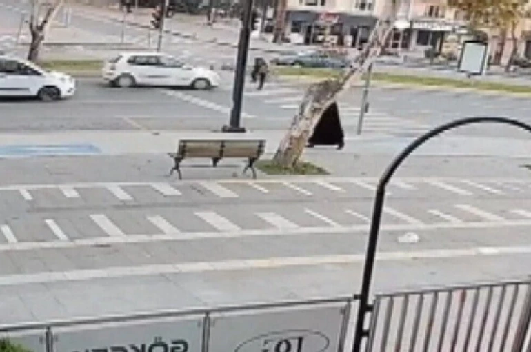 Yolun karşısına geçmeye çalışan yayaya otomobil çarptı