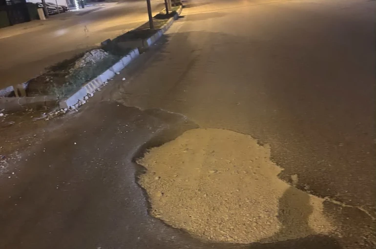 Yolun ortasındaki çukur kazaya davetiye çıkarıyor