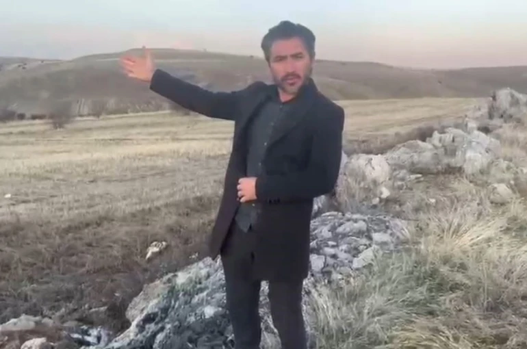 Yolunu şaşıran karaca bozkırın ortasında görüntülendi